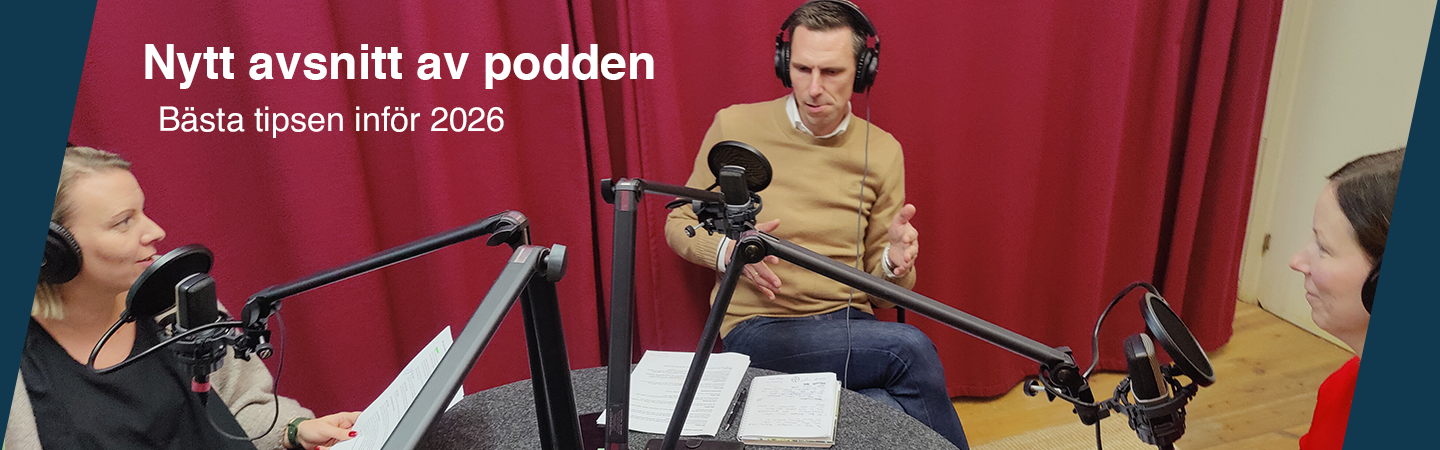 Tre personer i en poddstudio